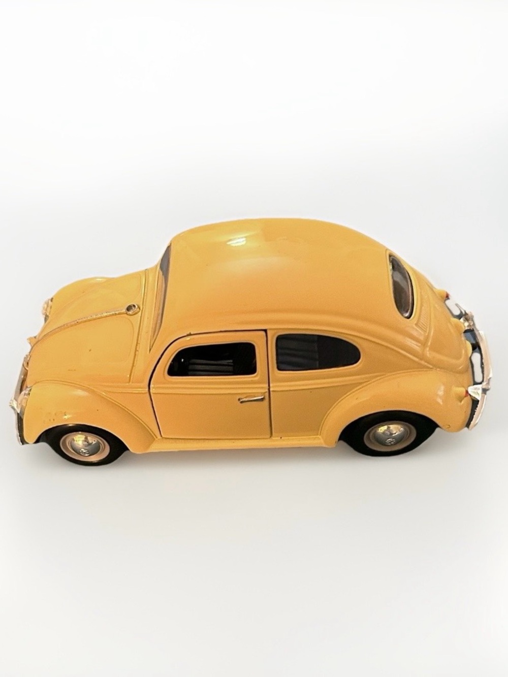 Volkswagon VW 1956 Beetle Vintage 1:24 Scale Yellow Doors Open Good Condition